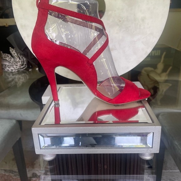 Women’s size 8.5 strappy shoes .. Heels are 3.5 inches high - Picture 3 of 4